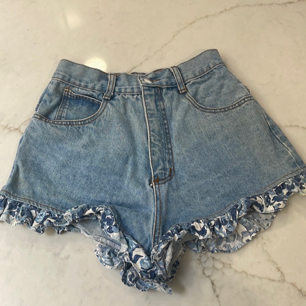 Swagger denim shorts with ruffle trim
